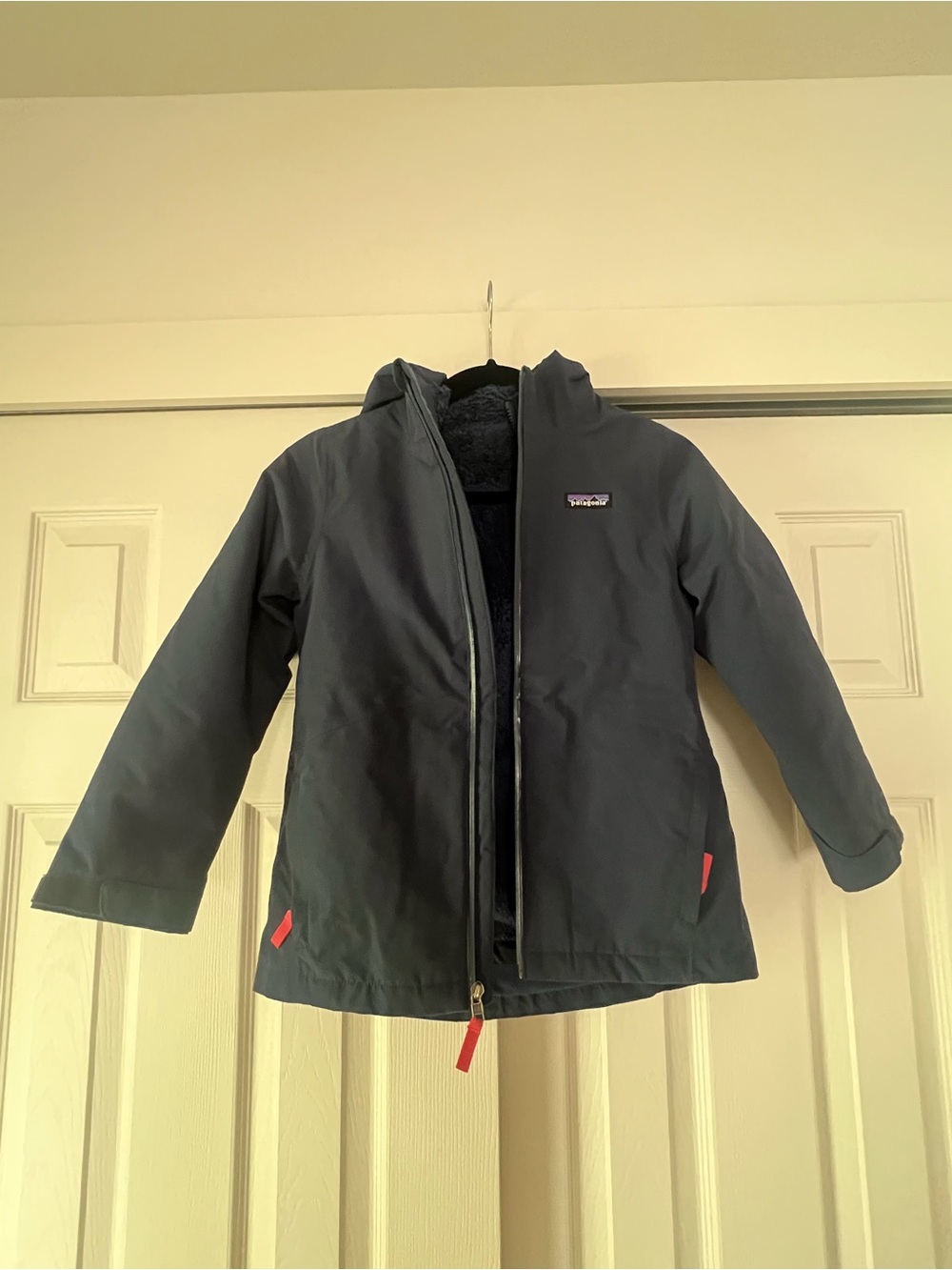Patagonia Kids Dark Blue Hooded Raincoat with Red Accents size s (7-8)